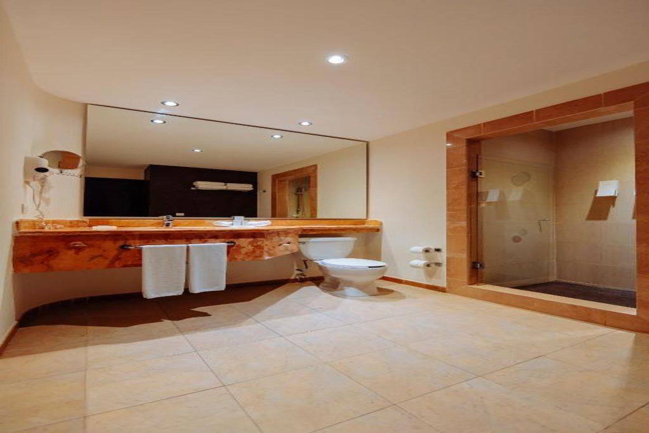 Occidental At Xcaret Destination Hotel Playa del Carmen Kültér fotó A bathroom