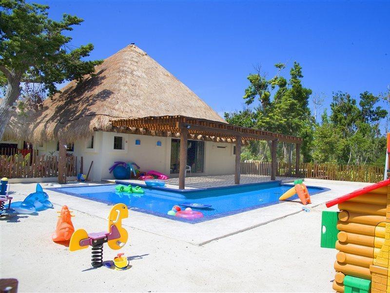 Occidental At Xcaret Destination Hotel Playa del Carmen Kültér fotó The children's pool at the Grand Palladium Hotel in Cancun, Mexico