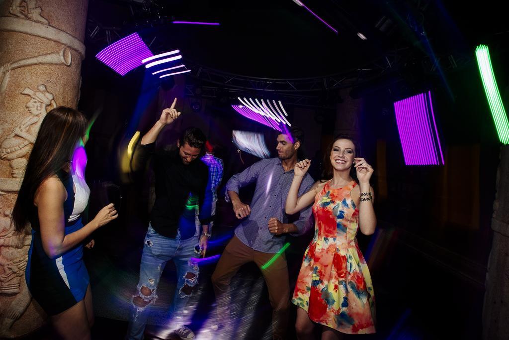Occidental At Xcaret Destination Hotel Playa del Carmen Kültér fotó People dancing in a nightclub