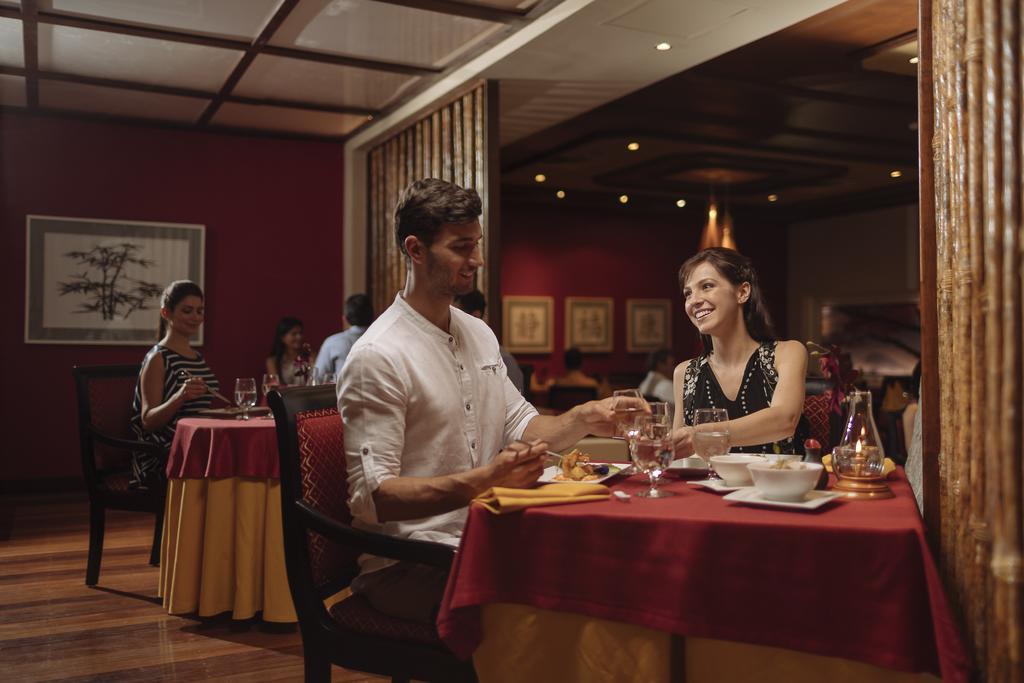 Occidental At Xcaret Destination Hotel Playa del Carmen Kültér fotó A couple dining at a restaurant
